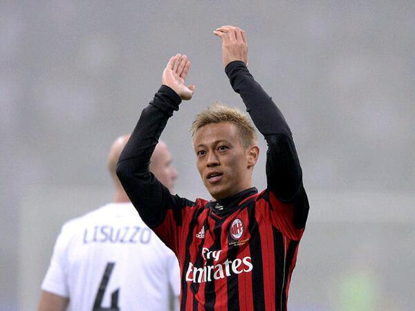 Applaus Keisuke Honda untuk Milanisti. #MilanSpezia #ForzaMilan #weareacmilan #CoppaItalia