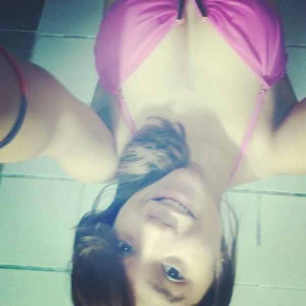 EmliLee's tweet photo. #eu #fêaando #deboa #piscinis #zamicas http://t.co/SCGWePzDQW