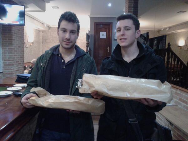 inesdcv's tweet photo. Ellos comen ligero antes de un examen @Joseeerra http://t.co/pNMzIwfkuj
