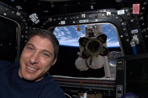 Intervidia's tweet image. ESP @AstroIllini: Inusual oportunidad d ver interior de extremo efector d brazo robótico, puesto aquí para inspección