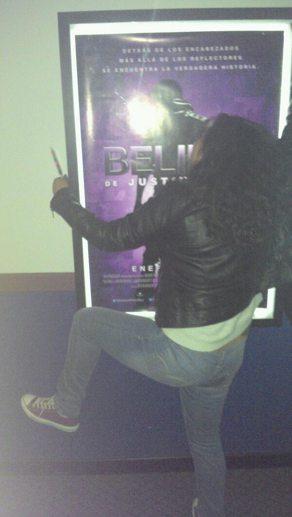 BiebsMel's tweet photo. @justinbieber  #BelieveMovie my friend @sahara_happy.....she loves youuuuuuu and me too. Te amoo!!!! http://t.co/bht9SzIVmc