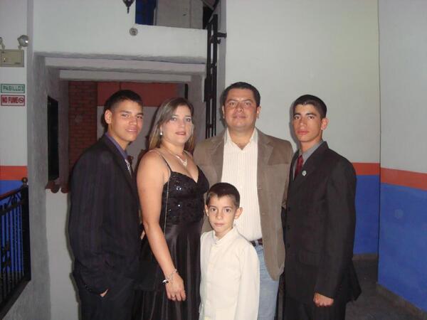 KevinGCL's tweet photo. Familia Los Amo http://t.co/SRFjgUL3un