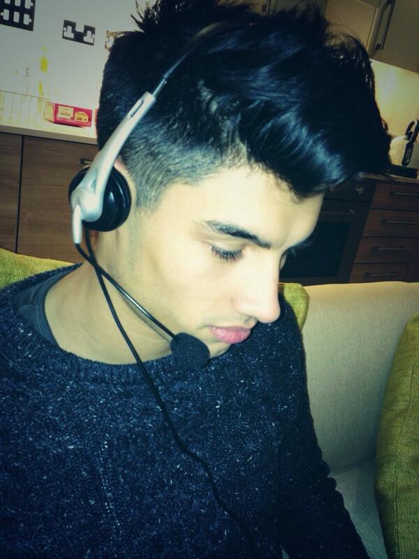 SivaUpdates's tweet photo. “@SivaTheWanted: Learning Spanish in my spare time #SivaView "Hola!" http://t.co/lcdgsms9nn”
