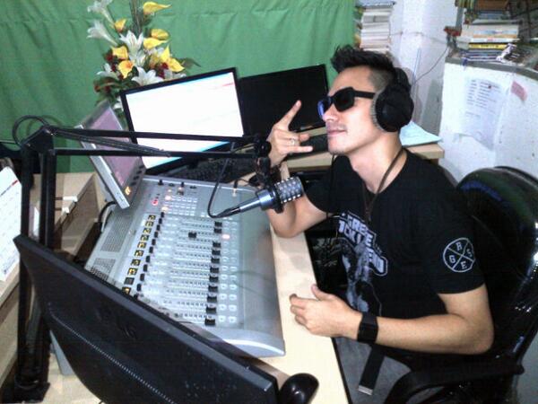 Dsinathrya's tweet photo. Thanks RT @pro2jogja: jd penyiar di pro2 jogja @Dsinathrya D'bandhits #hitzzz http://t.co/xj4pPFkT5s