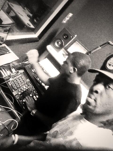 Bee4orreal's tweet image. Always up to something. Posted plotting moves with my patna @DJNotchee on #NotchNation #OwlRadio