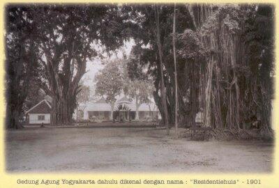 zamandoeloe's tweet photo. Gedung Agung (1901). #zamandoeloe http://t.co/iQDzRSJ4ap