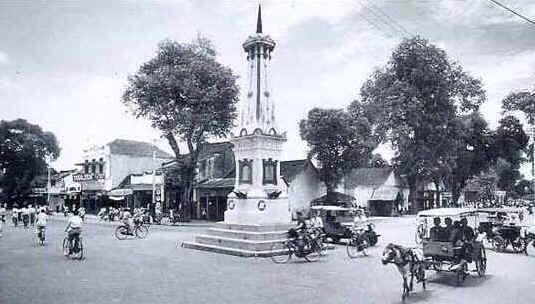 zamandoeloe's tweet photo. Perempatan Tugu Jogja. #zamandoeloe http://t.co/qPKH7B9W6L