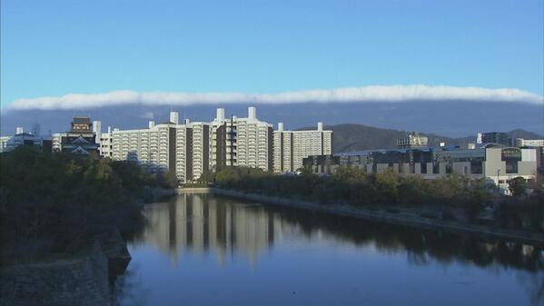 iwanaga_tenki's tweet photo. けさ７時半すぎ、広島市中心部から西方面を望むと、まっ平らな層状の雲でフタをされたかのようでした #tenki #広島 http://t.co/0ASNuwjPAl