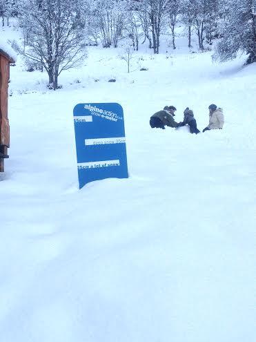 3Vallees_france's tweet photo. Looking good - what's it up to? RT @AlpineActionski: The #Alpineaction Snow-O-Meter. #meribel  #snowometer http://t.co/u9UAQh8FxR