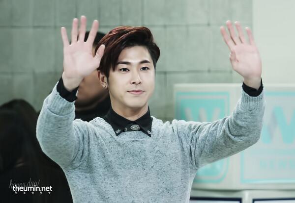theumin's tweet photo. 140116  #동방신기 윤호오빠 #Something 1위 만들어 줍시다! #2566 '동방신기' 핸드폰+손가락=1위! http://t.co/7asFScd4sC