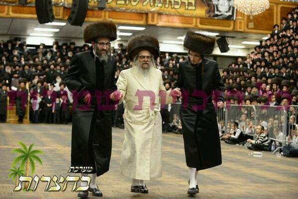 satmarworldwide's tweet photo. רבינו שליטא און א פייערדיגע טאנץ מיטן חתן אונעם מחותן נעכטען ביי די דערהויבנע חתונה http://t.co/d0tt5JZUG7