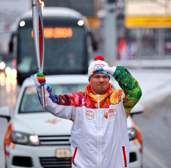 Гарик Харламов пробежал по Курску с Олимпийским факелом