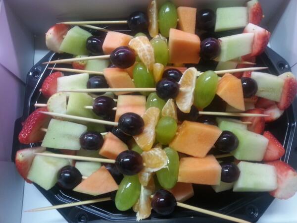 Gr_Oosterik's tweet photo. De gezonde traktatie...fruitspiesjes http://t.co/GeYu4B8vUT