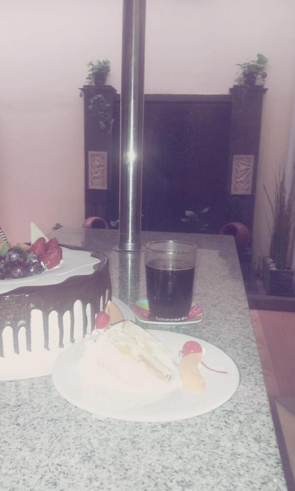 nenksss's tweet photo. kopi boleh maco..tp cemilannya donk imut http://t.co/5BHzvFhiGj