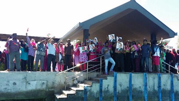 ahmed_nihan's tweet photo. HEP Yameen was greeted with enthusiastic Adduans on his very first visit there  after wining Presidential Election http://t.co/jKQiQT2CcZ