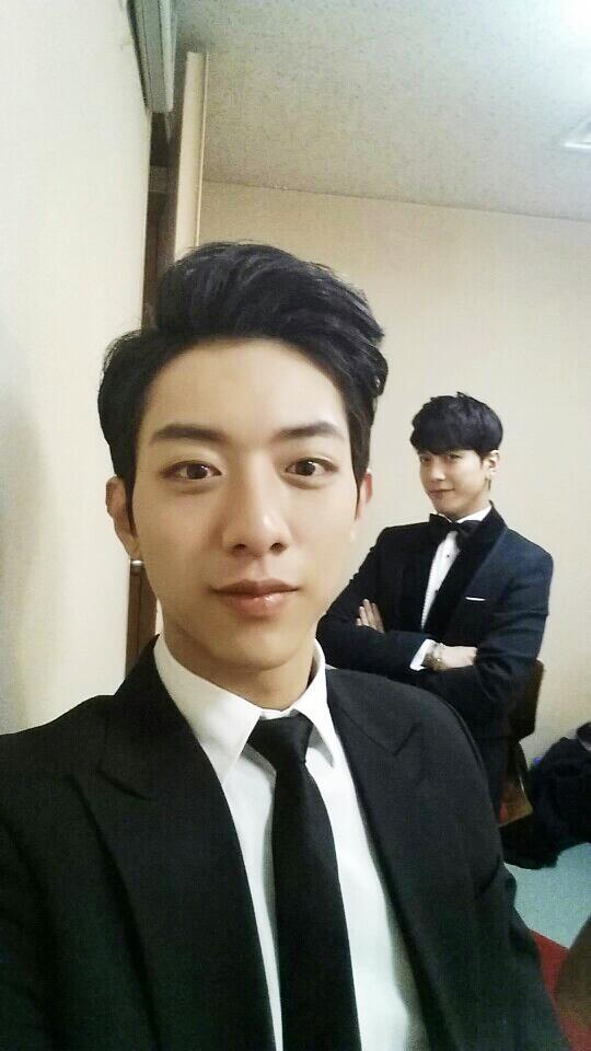 Jungshin_CNBLUE's tweet photo. 골든디스크 대기실입니다~~~ 에스프레스더블더블샷 커피잔을 어루만졌더니..  모든 소원을 들어 준다는  용지니가 뚜둥 http://t.co/hOMoykLUd5