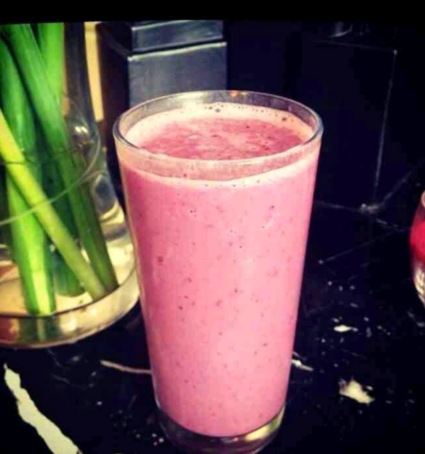 stephjuiceplus1's tweet photo. Starting the day with a shake feeling fab.DONT MISS OUT ORDERS GOING OUT TMW dm me ✉ JUICEPLUS 80p a day🍒🍏🍇 http://t.co/xAuTt7Dlij