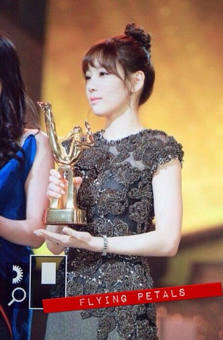 [PIC][16-01-2014]Hình ảnh từ "JTBC 28th Golden Disk Award" của MC TaeYeon và Tiffany vào tối nay + SNSD giành chiến thắng với 2 giải thưởng BeFuwhqCAAARrg4