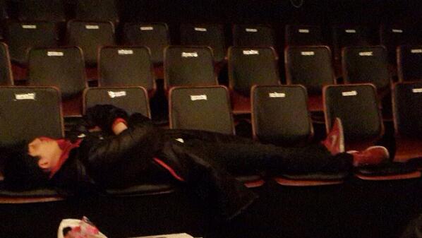 hyuckwon's tweet photo. ♪( ´.｀)연극이 끝나난뒤~♪
      객석에 홀로
 누워서~♪.

 기절. http://t.co/5NBdi8x2ld