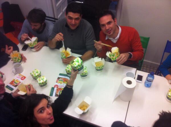 PacoTormo's tweet photo. Aquí emprededores hambrientos dando buena cuenta de la cortesía de @mezzodipastaESP #megustamezzo http://t.co/iob70ClqjX
