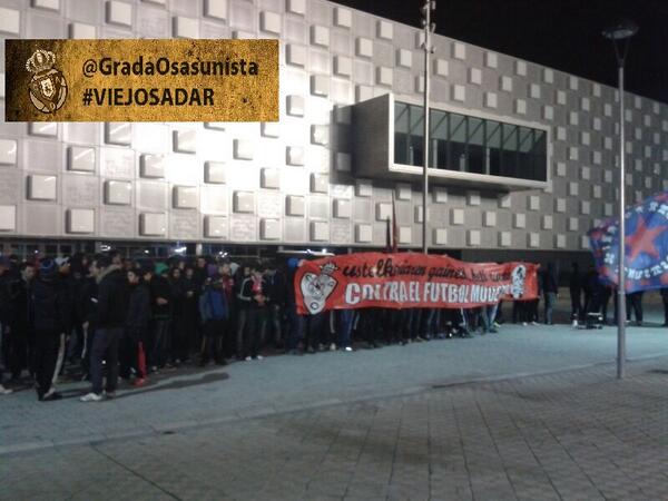 GradaOsasunista's tweet photo. PROTESTA DE INADAR*FRENTE A GRADERIO SUR, DESDE DONDE ANIMARÍAN SIN ENTRAR AL #VIEJOSADAR http://t.co/jrOeflQopr