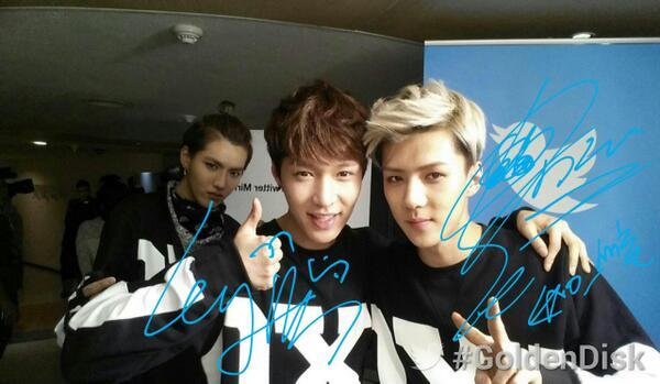 fybarbix's tweet photo. RT @southqoreans: sehun, yixing and kris selca from gda *u* CRYING OVER YOUR HAIR OSH http://t.co/c6IbzOMlIu