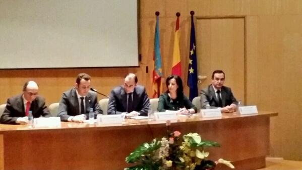 ivrevistalocal's tweet photo. Entrega acreditación de Hospital Universitario al Hospital de Requena http://t.co/Hy86RN9und