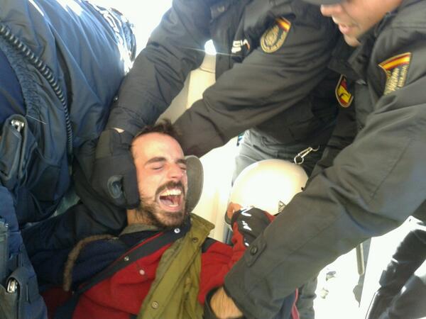 robersestao's tweet photo. Deshaucio a un discapacitado en Santander. Sòlo estaban pidiendo un mes más http://t.co/8WLOflVjfE