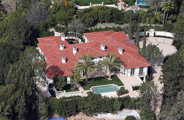 _CASASFAMOSAS_'s tweet photo. Los Beckham poseen una casa de 17.000.000€ en Los Ángeles. Tiene 6 habitaciones y 6 baños. Piscina, spa y gimnasio. http://t.co/IxaG6ocN14