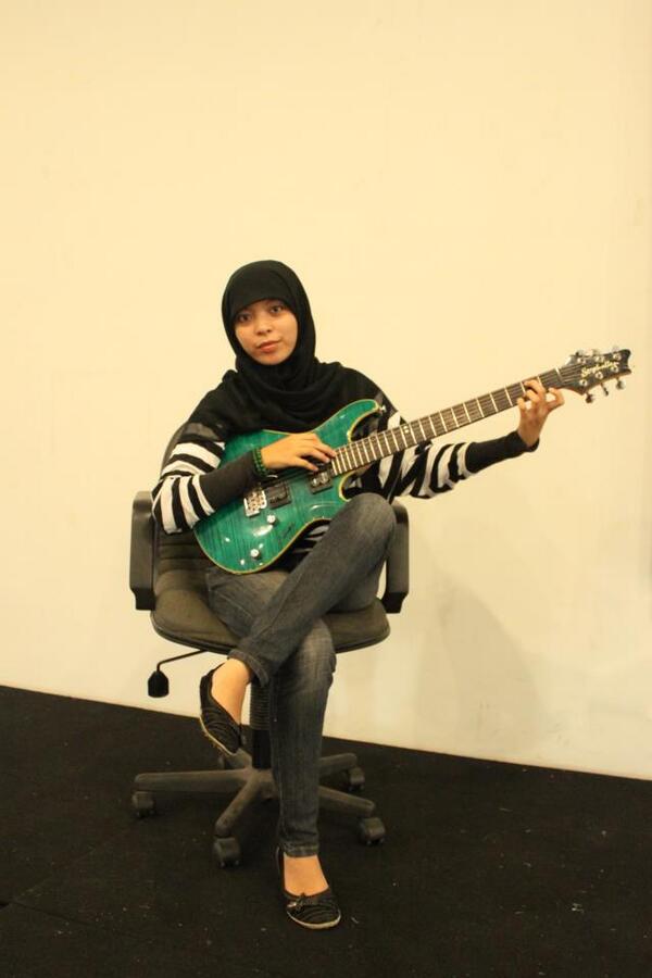 Lebayy "<a href="/Noer_Asna/">NurhasanahSiregar</a>: Ini foto selfie ku, mana foto selfie mu ???? hihi sok"an aja itu gitarnya men :D @iradiomedan "