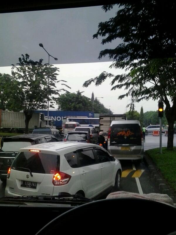 KerandsM's tweet photo. Kawasan aja gk grak. Apa lgi di jkt. Apa jadi y kalu stiap hri kya gni. Bisa" tua di jalan. http://t.co/QmwGwqcuoo
