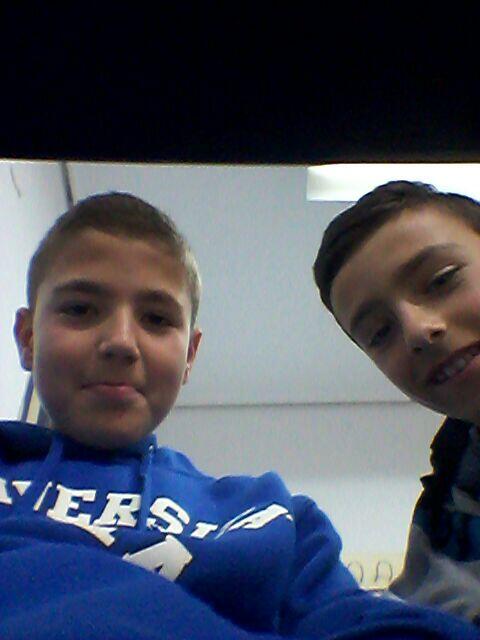 Marin9Angel's tweet photo. Aqii con @carlitoshl3  en reli http://t.co/1vAPrLRqWI