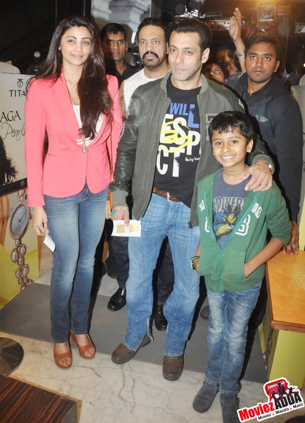 bimal1981's tweet photo. #SalmanKhan watches @Sholay3D with film @JaiHoOnline team http://t.co/VTo8h64St1 in #Mumbai @SalmanKhan_FC #JaiHo @SalmanKhan_Adda