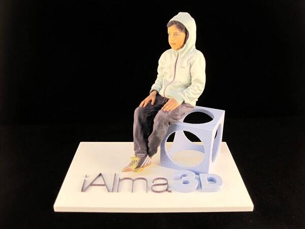 Los niños nunca paran quietos... salvo cuando se sientan en nuestro cómodo logo :P #impresion3D #3D #Escultura