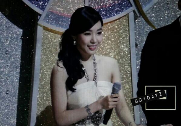 [PIC][16-01-2014]Hình ảnh từ "JTBC 28th Golden Disk Award" của MC TaeYeon và Tiffany vào tối nay + SNSD giành chiến thắng với 2 giải thưởng BeGYseHCMAAh9oQ