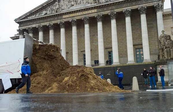 20Minutes's tweet photo. Un camion déverse un tas de fumier devant l'Assemblée nationale >> http://t.co/xnayGrhPTE http://t.co/pn43eI823I