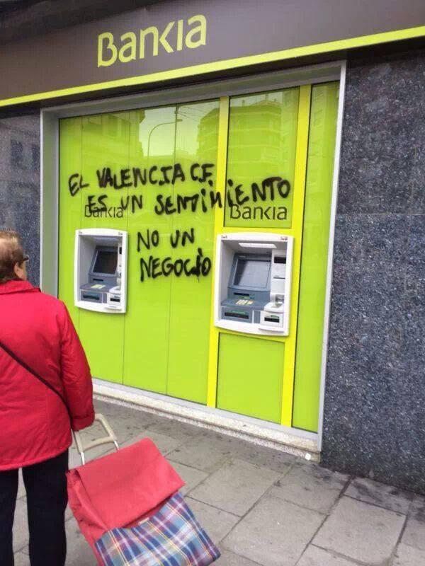PeterLimVCF's tweet photo. 👏👏👏👏 RT“@CarlosVCFAMUNT: Si se enteran de una vez lo que es el Valencia para muchos aficionados http://t.co/5fiEdOxAGO”