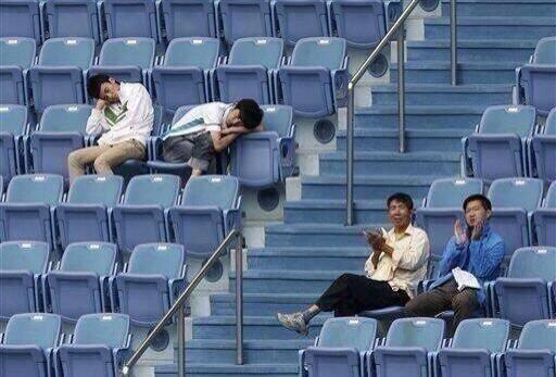 JB_aka_life's tweet photo. Drake bells concerts be like #DrakeBellWho I SHOULDN'T LAUGH THIS HARD HAHAHAHA http://t.co/WVcjq0I977