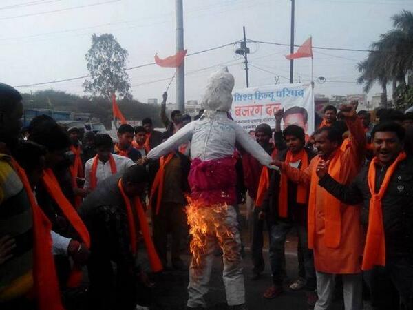 mayur2341's tweet photo. Choti Damini ko nyay ki maang kar aakroshit Janta ne Deepak Chaurasia ka Putla jalaya! #KnowTheTruth http://t.co/rDrF6JxeY1