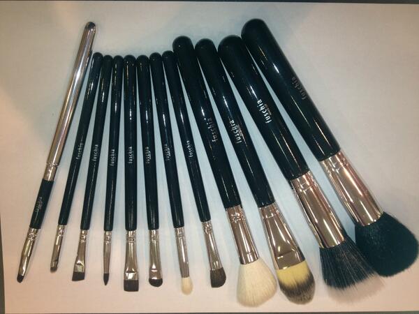 FuschiaEffect's tweet photo. RT for your chance to win this gorgeous 12 pce #FuschiaMakeup brush set.. Winner announced at 4pm:) Who wants it???? http://t.co/eNgharKtm4