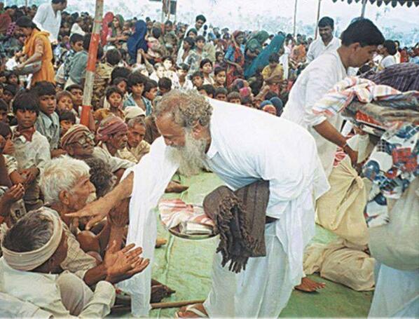 mayur2341's tweet photo. #KnowTheTruth Bapuji har Saal kaii Garib illako me Kambal-Kapdo ka vitaran karte hai &amp; unko dilasa dete hai http://t.co/Pl6UDFnQow