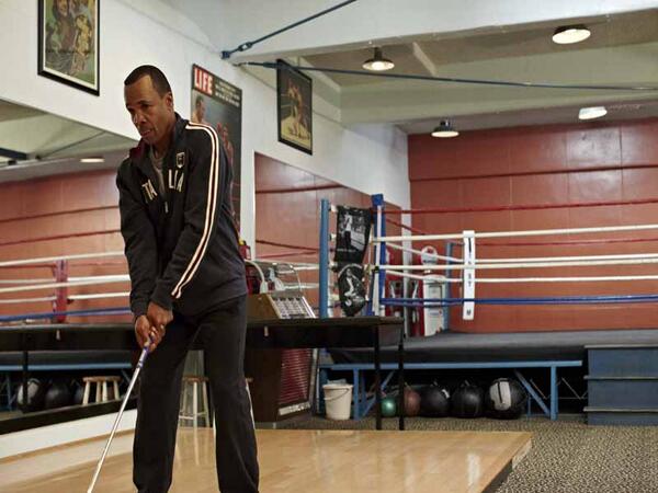 HaneyProject's tweet photo. Most people practice their golf game on the golf course.  Not former #HaneyProject student Sugar Ray Leonard. http://t.co/gqPhORGs67