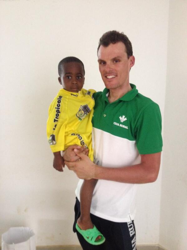 Hay niños que son felices con muy poco! Un abrazo a todos desde África.
