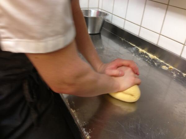 Simonlennblad's tweet photo. Ravioli med rovor Buljong o smör#farihattenmalmo kom o snaska http://t.co/IOye4l2Vv0
