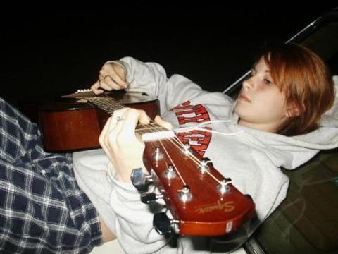 TheParamoreNews's tweet photo. Hayley's old photos Session: http://t.co/TAhERAPvci