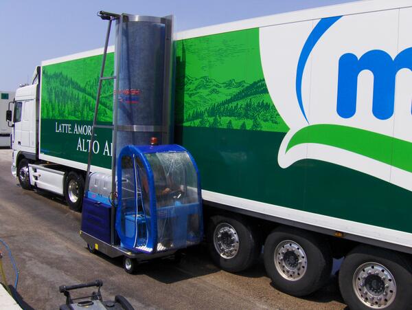 Bitimec's tweet photo. #TruckWashing @milalatte in #italy #Truckwashingmadeeasy #trucking #washing #Washsystems #bitimec #speedywash #pony http://t.co/8tqKGXr7DY
