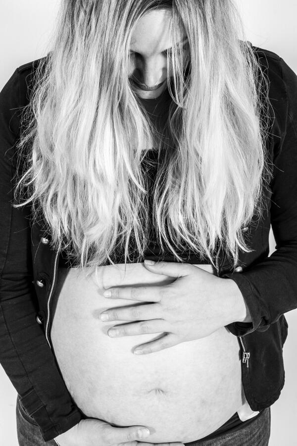 Mooie zwangerschapsfoto van Carin in de studio gemaakt
