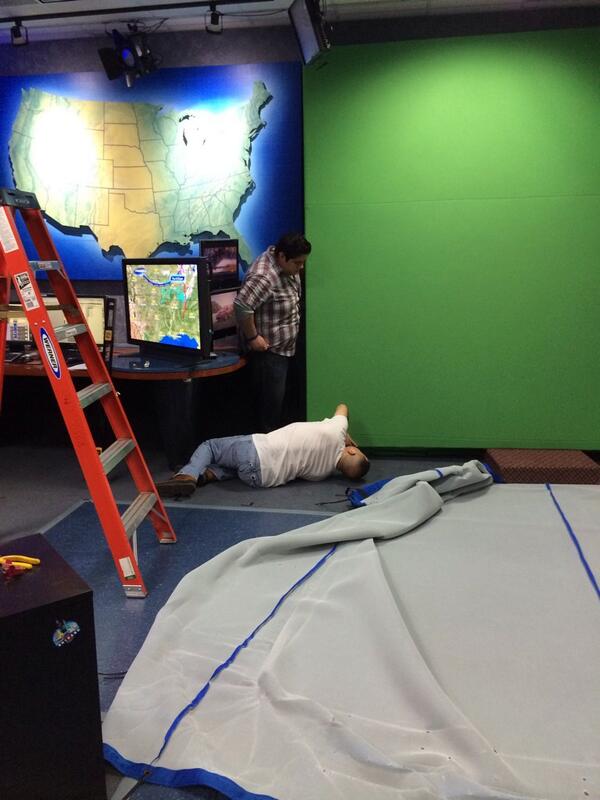 FOX26Houston's tweet image. Behind the scenes : replacing the green screen #Fox26ForLife #YGCWA