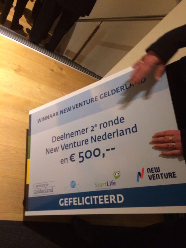 USBuzz_SC's tweet photo. Zojuist officieel de cheque tvw €500 mogen ontvangen van #NewVenture  tijdens het #businesscafé op de @WageningenUR http://t.co/6hsTjsxrbt