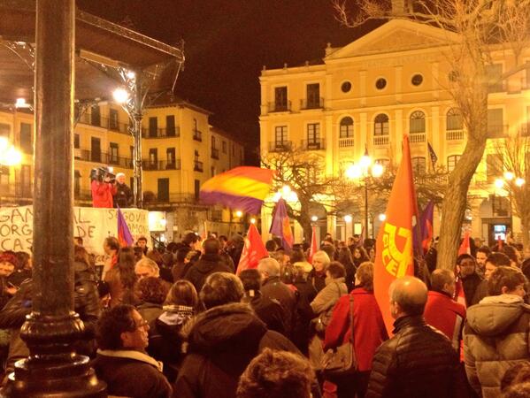 Paquetedeamor's tweet photo. Concentración #Segovia apoyando a #Gamonal. Los gritos piden la liberación de detenidos en #Burgos #GamonalResiste http://t.co/zP5aQ72HDh